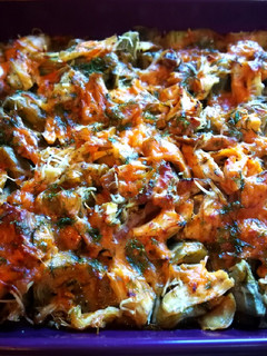 Una foto de Alcachofas con pollo cocido al horno al eneldo