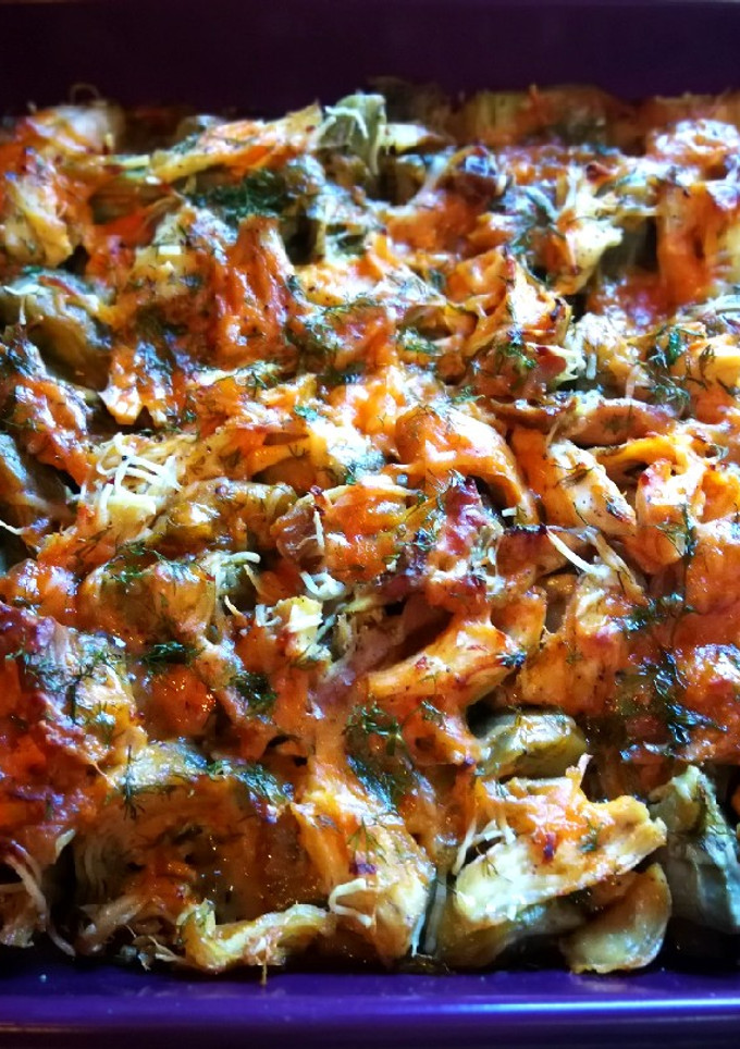 Una foto de Alcachofas con pollo cocido al horno al eneldo