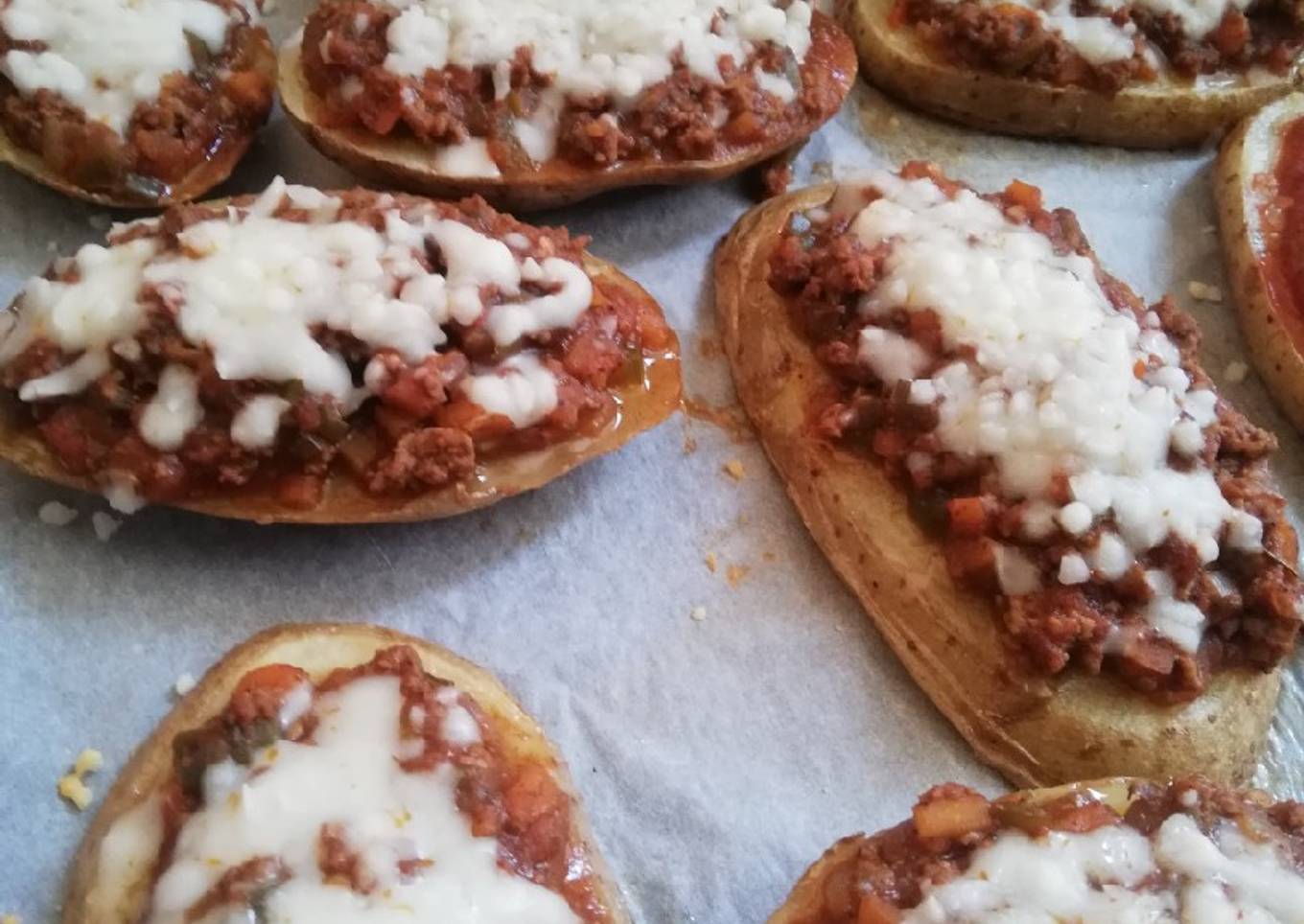 Bolognese potatoes with cheese