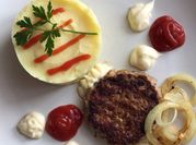Una foto de puré de patatas con hamburguesa