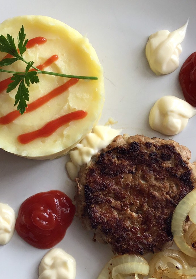 Una foto de Hamburguesa casera con puré de patatas