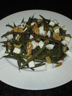 Una foto de Ensalada de judías finas, queso y nueces
