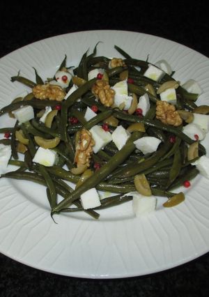Una foto de Ensalada de judías finas, queso y nueces