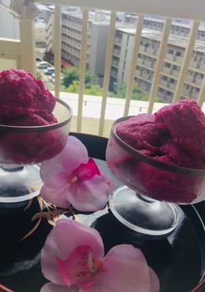 Una foto de Helado Cremoso de Pitahaya con Yogur, Aceite de Coco y Leche Condensada de Coco!
