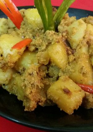 A picture of Aloo posto.