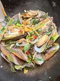 Stir-fry mussels with ginger and basil