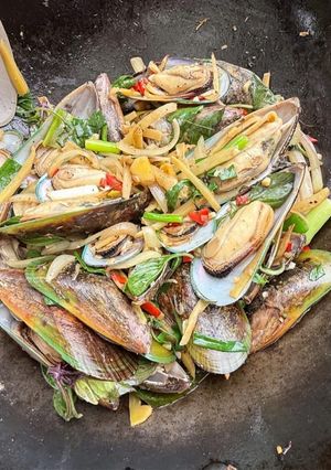 A picture of Stir-fry mussels with ginger and basil.