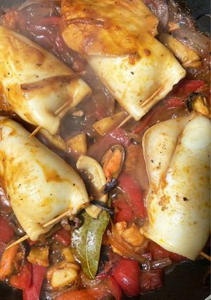 Una foto de Calamares Rellenos de Carne, colas de Langostinos cocidos y Mejillones
