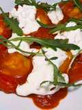 Ravioli com Molho de Tomate e Burrata
