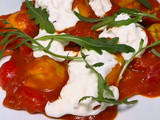 Ravioli com Molho de Tomate e Burrata