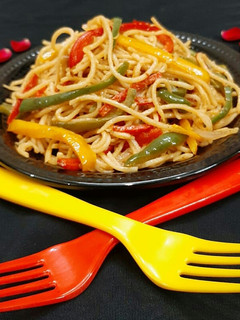 हक्का नूडल्स(Hakka noodles recipe in Hindi) रेसिपी मुख्य फोटो