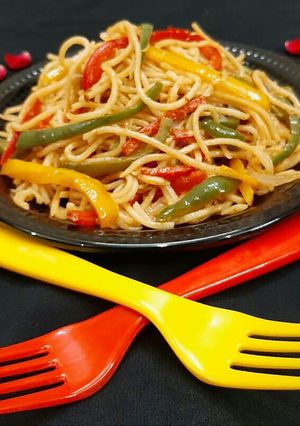 हक्का नूडल्स(Hakka noodles recipe in Hindi) रेसिपी मुख्य फोटो