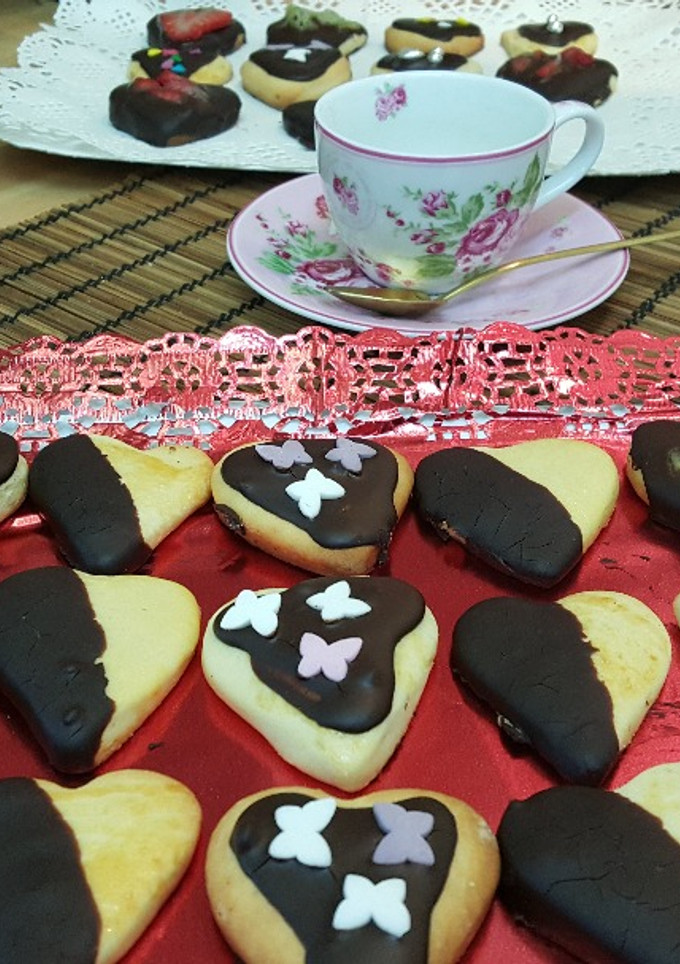 Una foto de Pastas corazón de chocolate frutas y figuritas