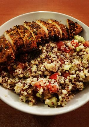 Une photo de Poulet à la mexicaine et salade de quinoa
