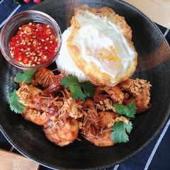 A picture of 🧑🏽‍🍳🧑🏼‍🍳 Garlic Pepper Prawns Recipe •Thai Style "Goong Pad Kratiem Prik Thai".