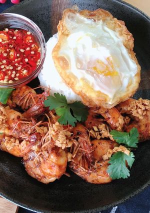 A picture of 🧑🏽‍🍳🧑🏼‍🍳 Garlic Pepper Prawns Recipe •Thai Style "Goong Pad Kratiem Prik Thai".