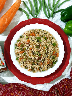સેઝવાન રાઈસ (Schezwan Rice Recipe In Gujarati) રેસીપી મુખ્ય ફોટો