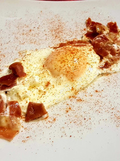 Una foto de Huevo con jamón en estuche Lékue