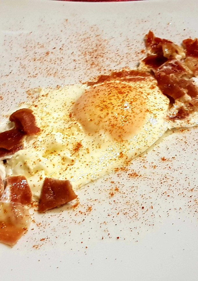 Una foto de Huevo con jamón en estuche Lékue