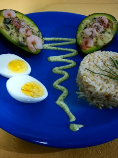 Una foto de Palta rellena acompañada de arroz integral. #RecetasSemanaSanta