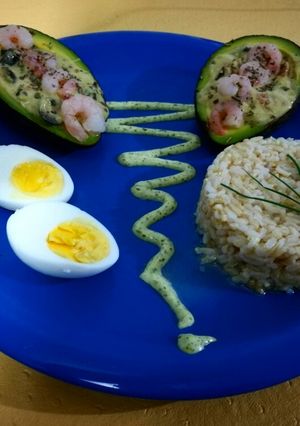 Una foto de Palta rellena acompañada de arroz integral. #RecetasSemanaSanta