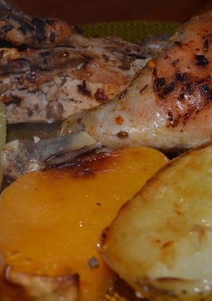 Una foto de Muslos de pollo con hierbas y vegetales