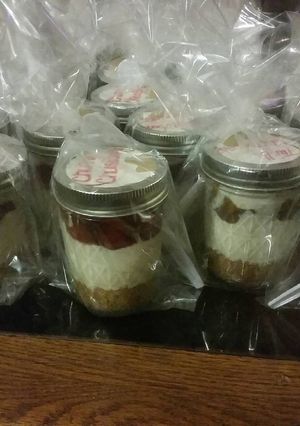 A picture of Mini cheesecakes .