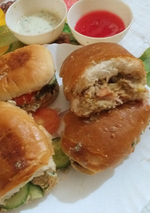 A picture of Street food bun kabab.