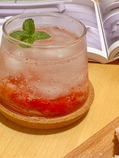 ［草莓系］蜂蜜草莓氣泡飲 的食譜成品照片