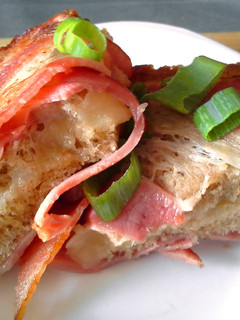 Baconbe göngyölt sajtos reggeli recept fotója