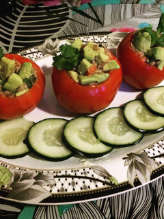 Una foto de Tomates rellenos de palta y atún