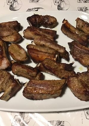 Une photo de Travers de porc grillés marinés aux six parfums