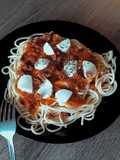 Spaghetti z sosem pomidorowym i mozzarellą