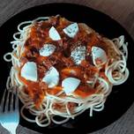 Spaghetti z sosem pomidorowym i mozzarellą
