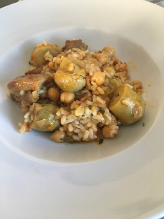 Una foto de Arroz con costillas, garbanzos y alcachofas