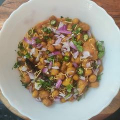 A picture of Ghugni (white Matar).