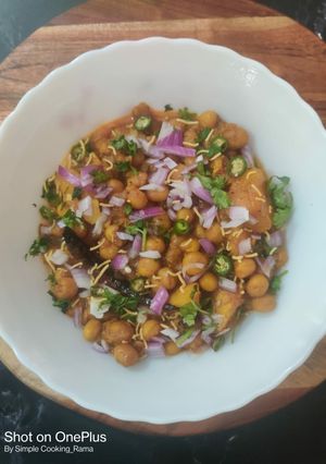 A picture of Ghugni (white Matar).