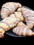 Croissant bicolore ai mirtilli