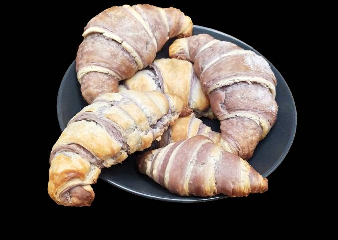 Croissant bicolore ai mirtilli