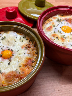 Una foto de Cazuelitas de tomate y huevo gratinadas