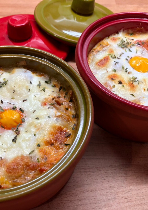 Una foto de Cazuelitas de tomate y huevo gratinadas