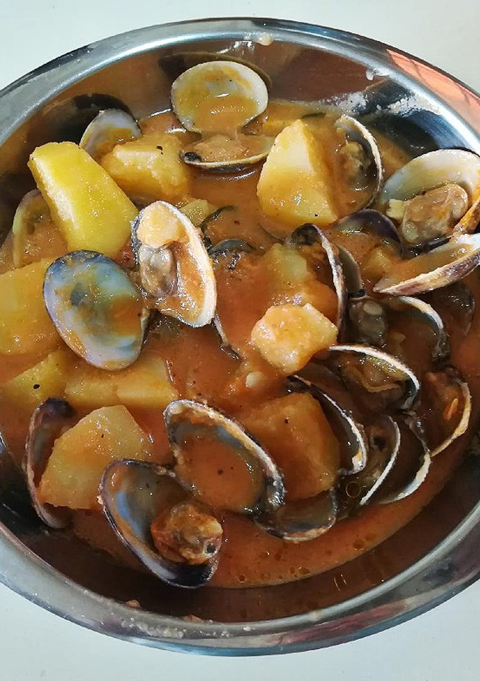 Una foto de Patatas con almejas