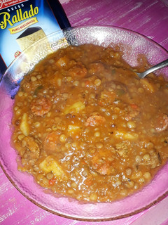 Una foto de Guiso de lentejas con carne y salchicha parillera. Rico y fácil!