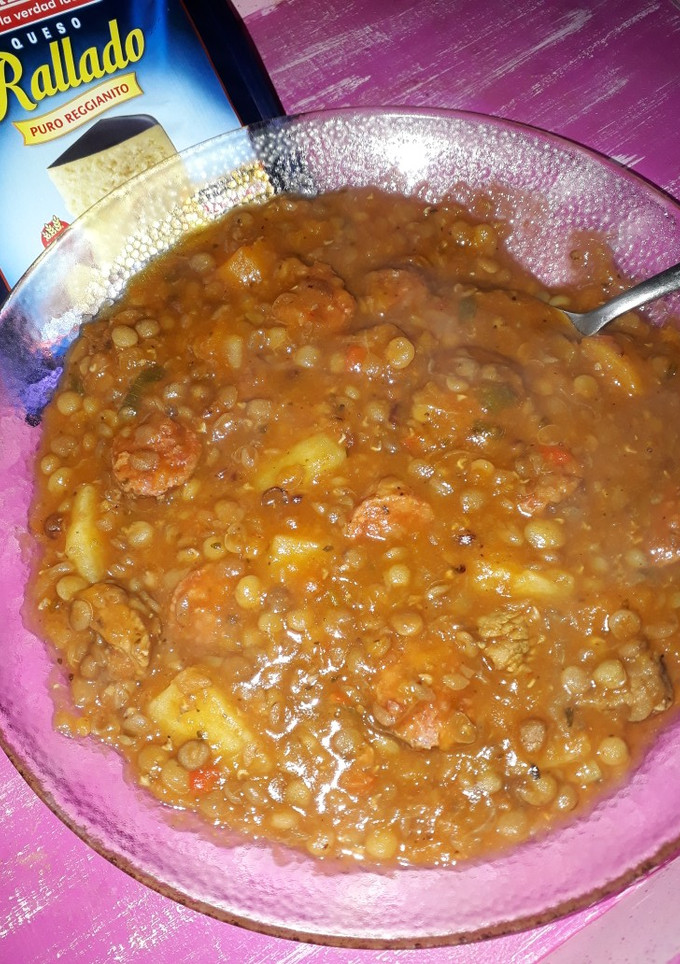 Una foto de Guiso de lentejas con carne y salchicha parillera. Rico y fácil!