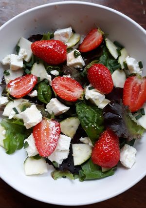 Une photo de ☆Salade Fraises, Courgettes et Feta☆