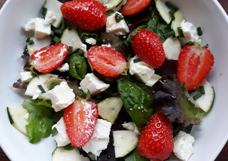 Recette de Fait maison ☆Salade Fraises, Courgettes et Feta☆