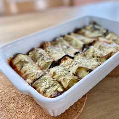 Una foto de Canelones de berenjena rellenos de patata, bacon y queso