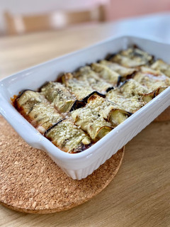 Una foto de Canelones de berenjena rellenos de patata, bacon y queso