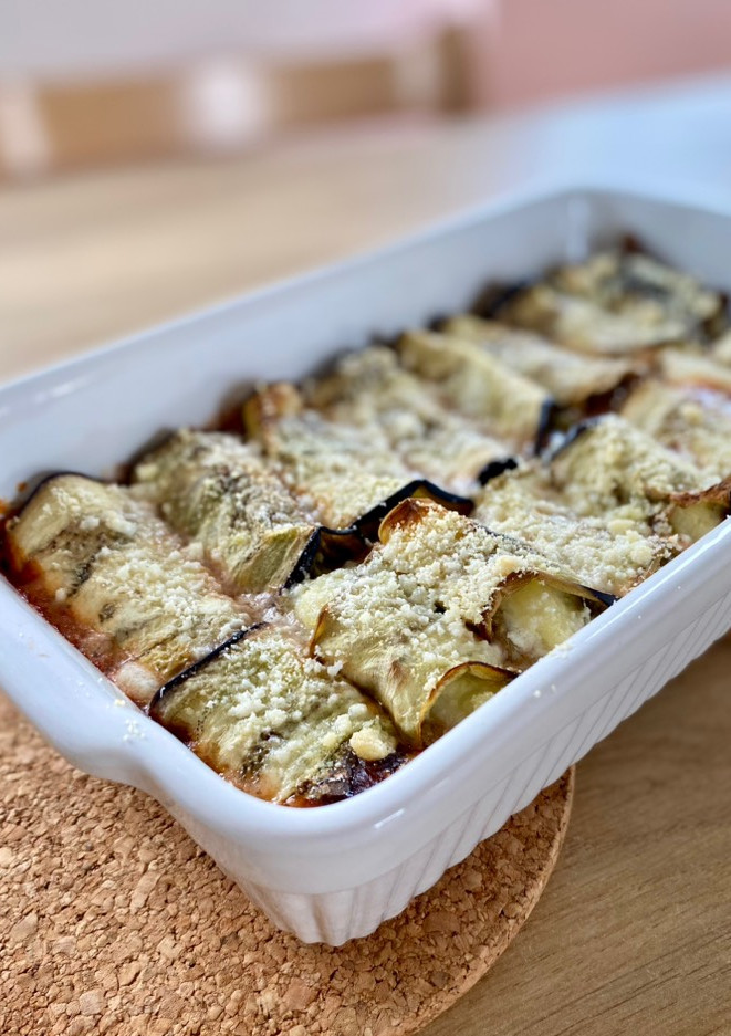 Una foto de Canelones de berenjena rellenos de patata, bacon y queso