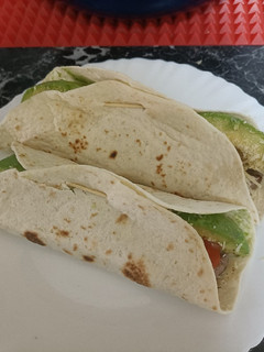 Una foto de Burrito de hamburguesa y aguacate
